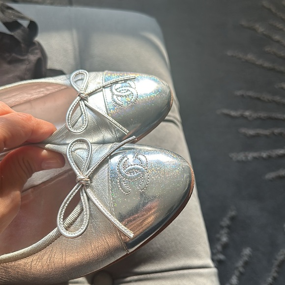 CHANEL CLASSIC BALLERINA FLAT WITH HOLOGRAPHIC TOE. WORN ~ 4X. WITH DUST BAGS - Picture 15 of 15